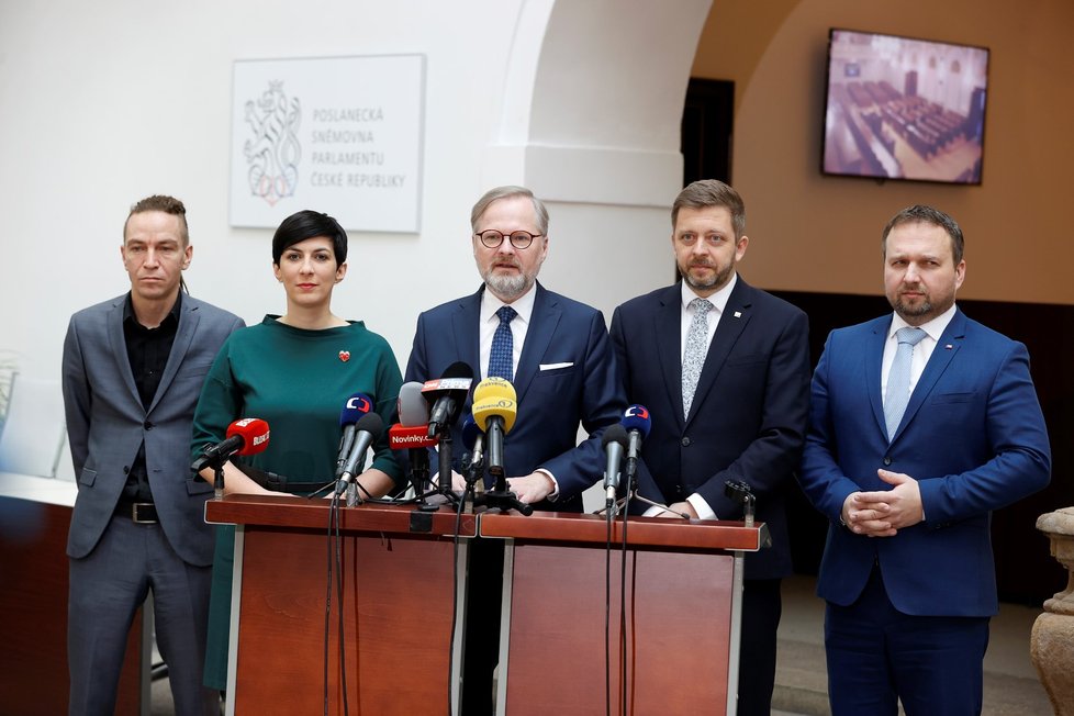 Jednání o nedůvěře vládě: Předsedové stran vládní koalice Ivan Bartoš (Piráti), Markéta Pekarová Adamová (TOP 09), Petr Fiala (ODS), Vít Rakušan (STAN) a Marian Jurečka (KDU-ČSL)(17. 1. 2023)