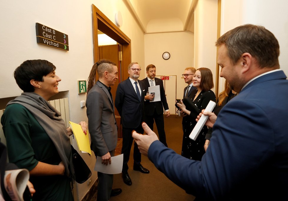 Jednání o nedůvěře vládě: Předsedové vládní pětikoalice čekají na tiskovou konferenci