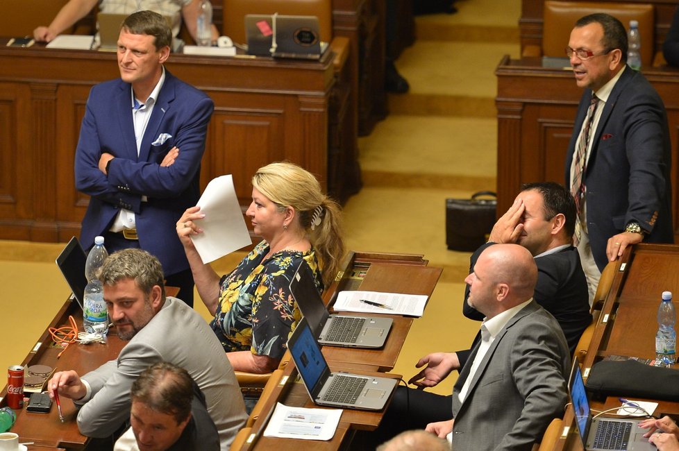 Během projevů bylo poslancům pořádné vedro. (26. 6. 2019)Jako vějíř posloužila i lejstra (26. 6. 2019)