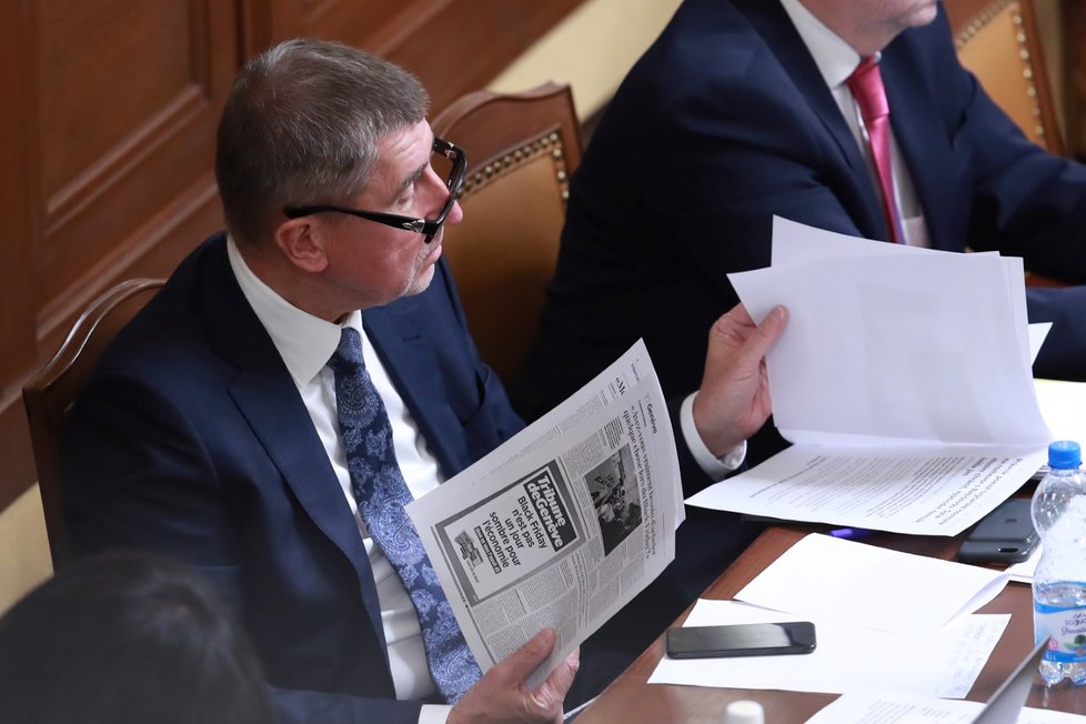 Premiér Andrej Babiš se probíral při schůzi také zahraničním tiskem