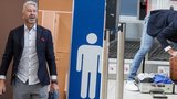 Manažer Petr Nedvěd před odletem na MS: Musel se svlékat na letišti!