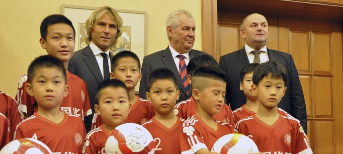 Pavel Nedvěd v Šanghaji otevřel fotbalovou školu, přítomen byl i prezident Zeman.