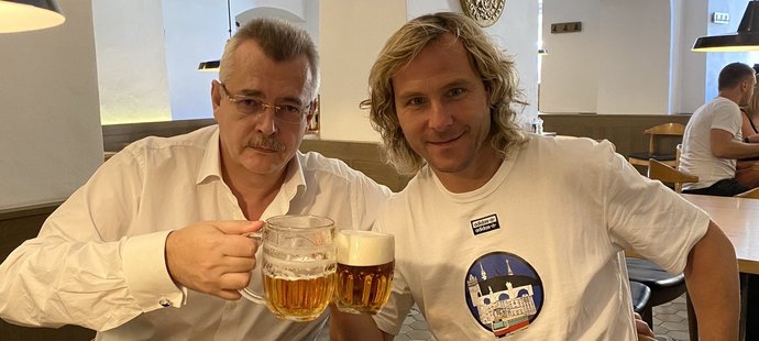 Tak na ty naše tituly! Šéf Slavie Jaroslav Tvrdík a viceprezident »Juve« Pavel Nedvěd s Prahou na triku si třískli pivkem.