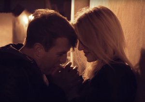 Zpěvák Jan Nedvěd v novém videoklipu se známou blondýnkou. Kdo to je?