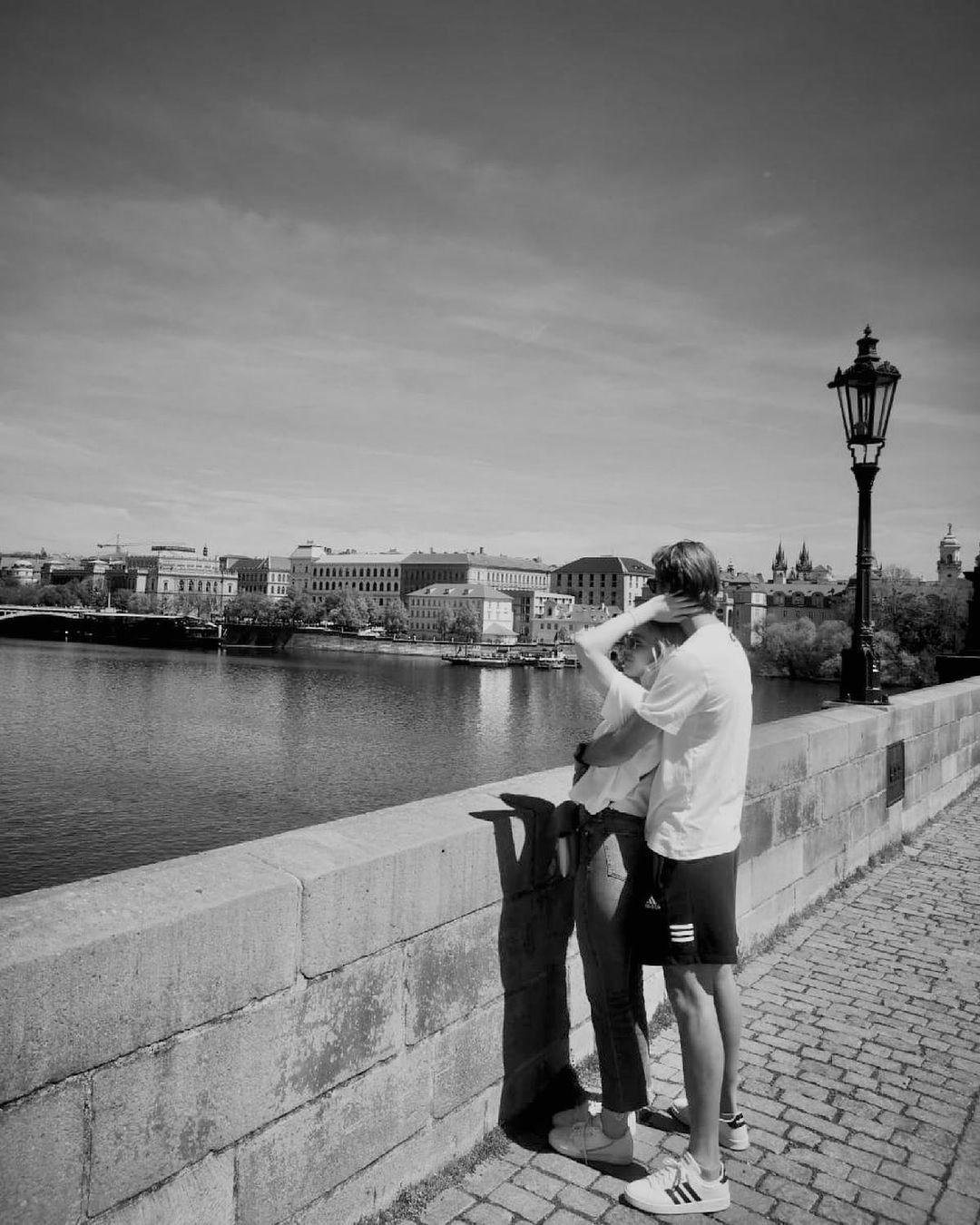 Zamilovaný pár na Karlově mostě.