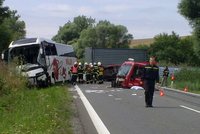 Autobus německých turistů boural na Vyškovsku: jeden mrtvý, 10 zraněných