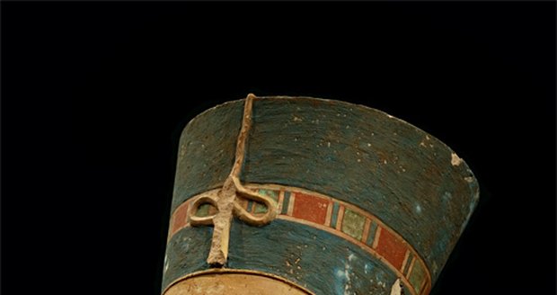 Nefertiti (údajně 1367 až 1338 př. n. l.): Vsadila na vonné oleje - Při pohledu na bustu tajemné Egypťánky padne člověku zrak na její dlouhý labutí krk. Egyptská královna se o něj prý nesmírně pečlivě starala. Jednou týdně si ho obvazovala látkami, ve kterých byly napuštěné vzácné vonné oleje, mimo jiné například jojoba. Kromě toho měla manželka faraona Achnatona vášeň pro paruky, vlastnila jich několik desítek.