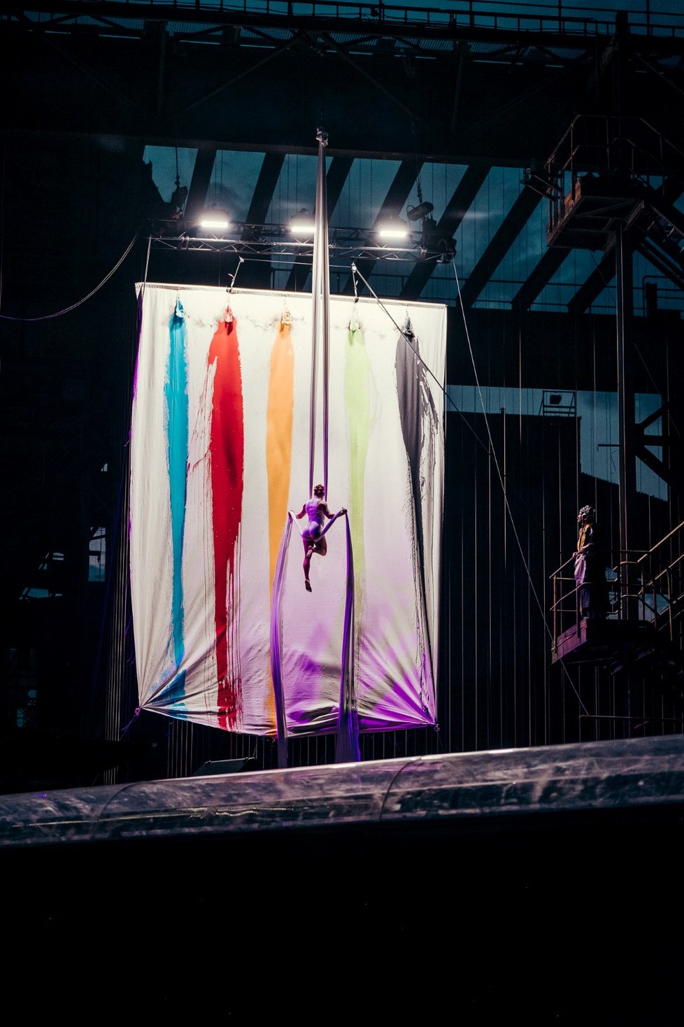 Cirk la Putyka, akrobacie mezi Vítkovickými věžemi v Dolních Vítkovicích na NEfestivalu Colours of Ostrava