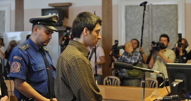 Robert Neff-Novák pronáší před soudem nepřesvědčivou závěrečnou řeč.