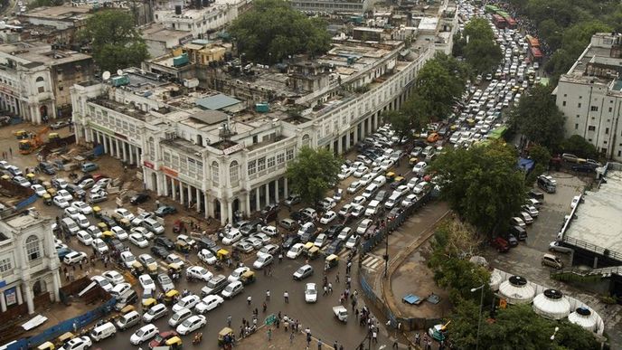 Nefungující semafory způsobily v Dillí dopravní chaos.
