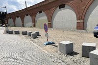 Konec nelegálního parkoviště na Florenci: Hliněný plácek, kde stávala auta, zeje prázdnotou