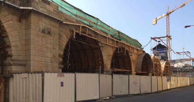 Rekonstrukce Negrelliho viaduktu je v plném proudu. Práce zdárně pokračují a za rok už by po něm mohly jezdit vlaky.