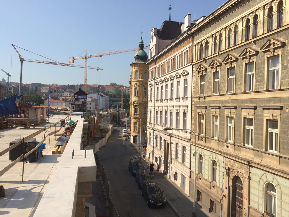 V současné době je na části Negrelliho viaduktu umístěna železobetonová deska, na kterou přijdou tlumící a izolační povrchy, aby vlaky po kolejích jezdily tišeji než doposud.