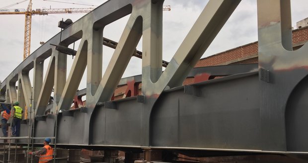 8. květen 2019: Ve středu od sedmi hodin večer začalo osázení dvou pilířů Negrelliho viaduktu novou ocelovou konstrukcí přes ulici Prvního pluku.