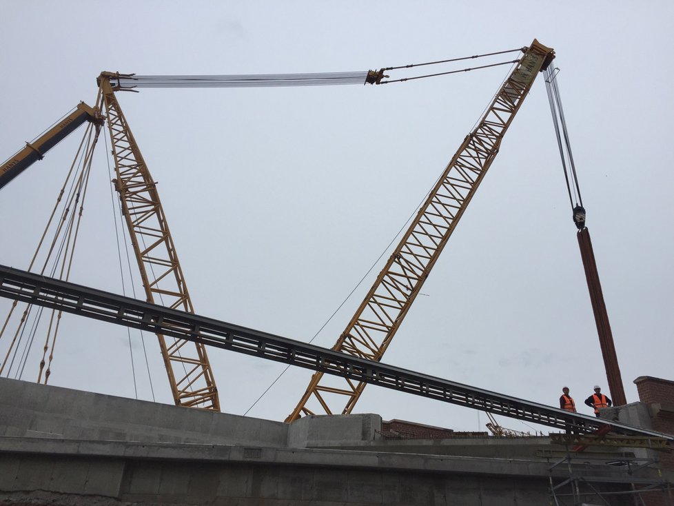 8. květen 2019: Ve středu od sedmi hodin večer začalo osázení dvou pilířů Negrelliho viaduktu novou ocelovou konstrukcí přes ulici Prvního pluku.