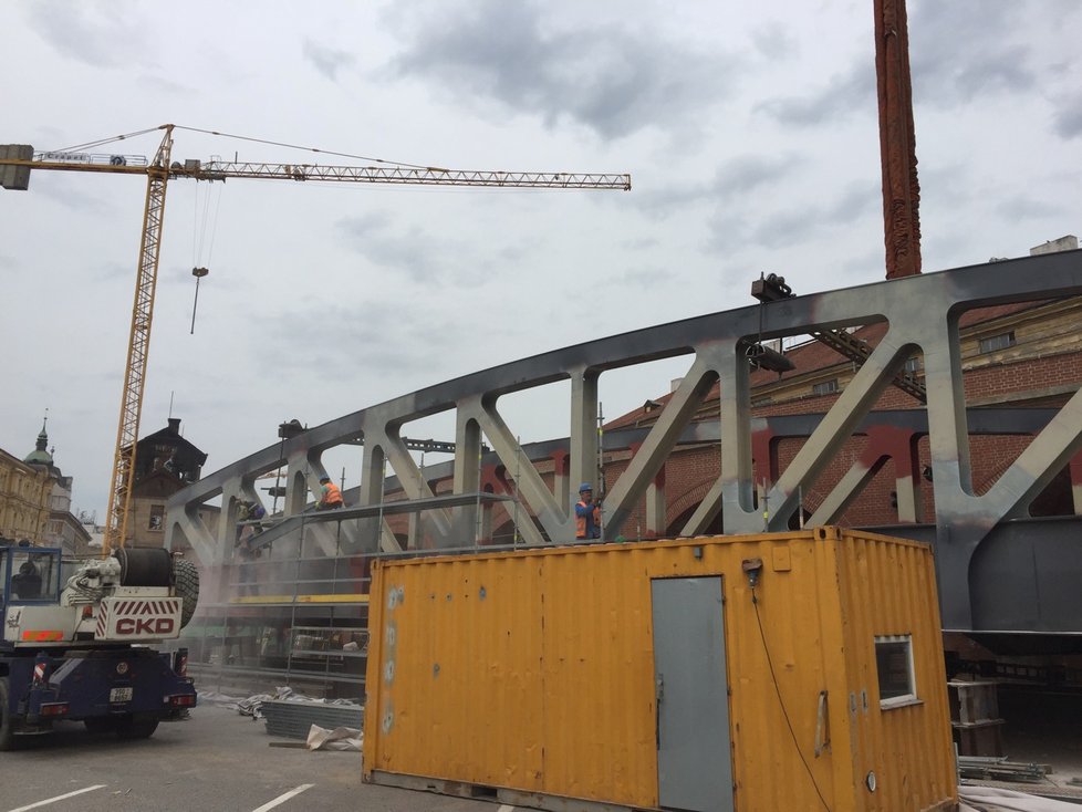 8. květen 2019: Ve středu od sedmi hodin večer začalo osázení dvou pilířů Negrelliho viaduktu novou ocelovou konstrukcí přes ulici Prvního pluku.