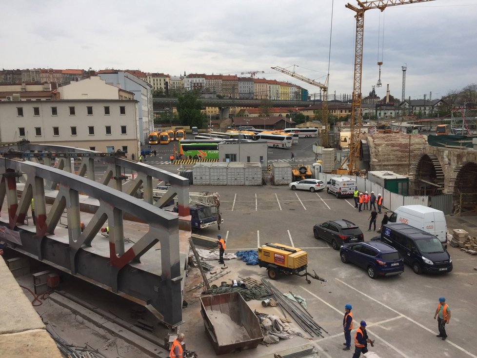 8. květen 2019: Ve středu od sedmi hodin večer začalo osázení dvou pilířů Negrelliho viaduktu novou ocelovou konstrukcí přes ulici Prvního pluku.