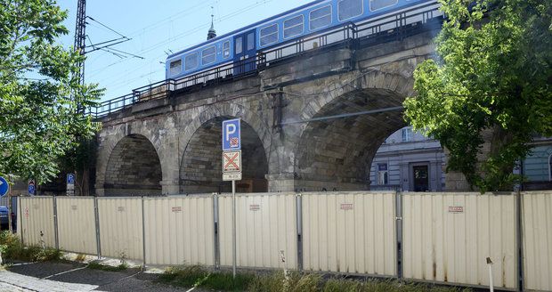 Negrelliho viadukt Správa železnic opraví. Hotovo má být v roce 2019.