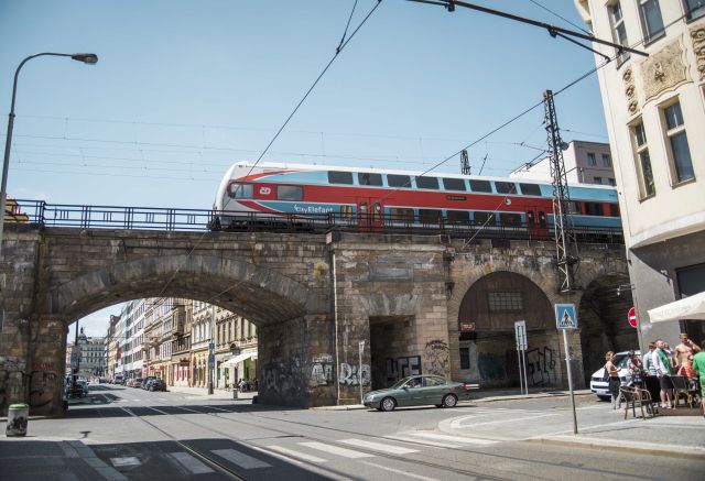 Po Negrelliho viaduktu jezdí vlaky už 170 let. (ilustrační foto)