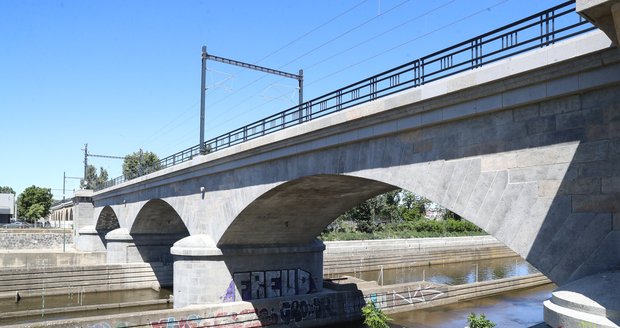 Pilíř opraveného Negrelliho viaduktu už stihl samozvaný umělec „vyzdobit“ grafitti.