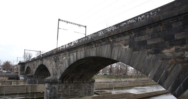 …podobné kresby nesl most i v březnu 2016, kdy byl ještě pod desetiletích zašlý.