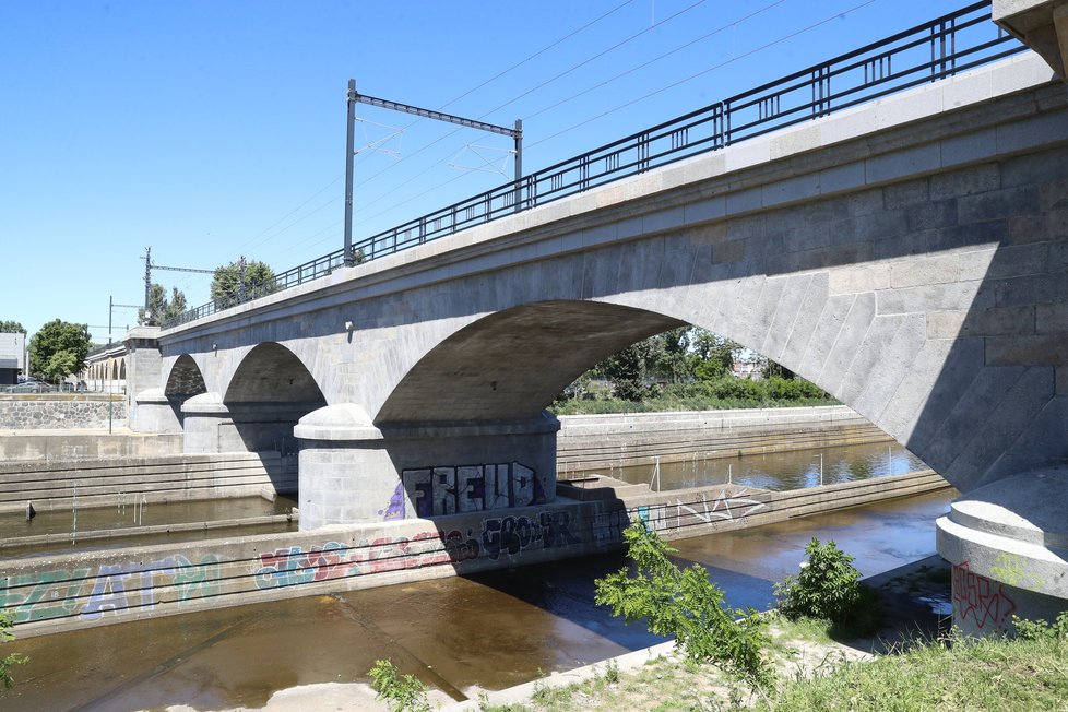 Pilíř opraveného Negrelliho viaduktu už stihl samozvaný umělec „vyzdobit“ grafitti.