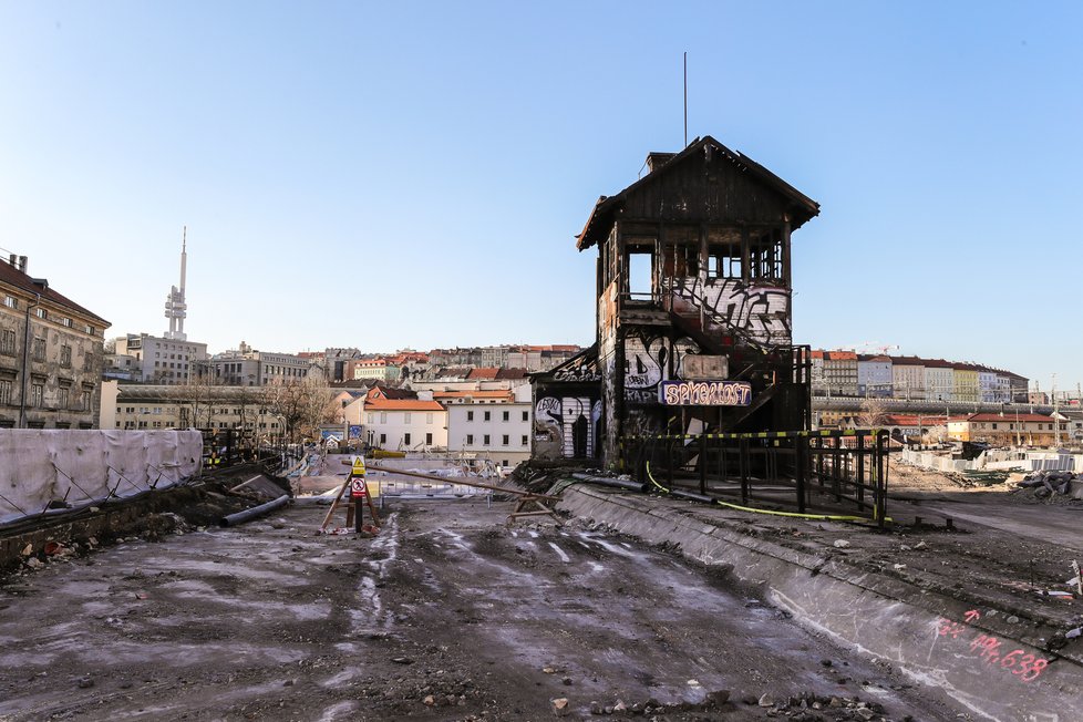 Zachován a opraven je i původní drážní domek na trati nad Karlínem. Takhle  vypadal během rekonstrukce v dubnu 2018…