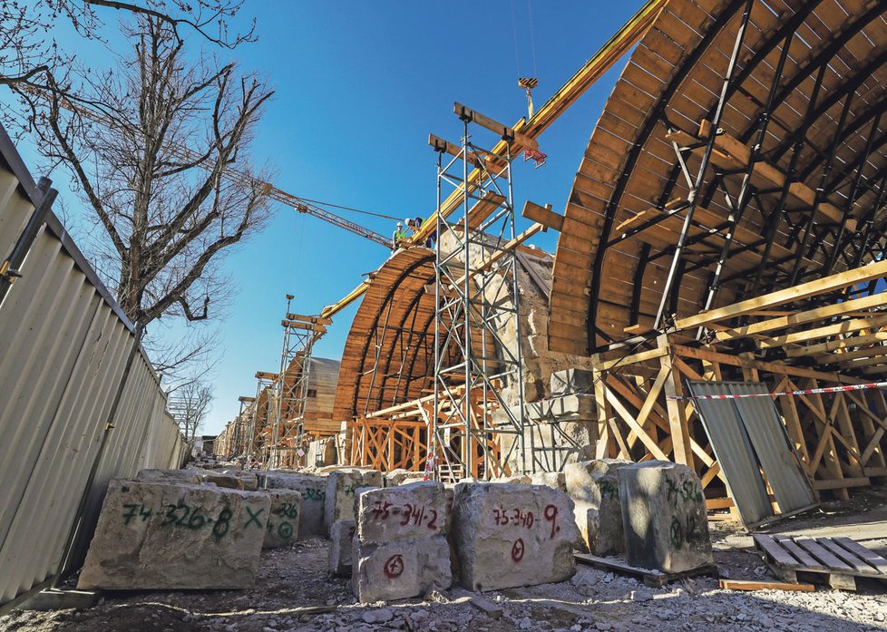 Každý kámen mostu byl sejmut a zkontrolován, jestli nemá skryté vady. Následně očíslován a uložen.