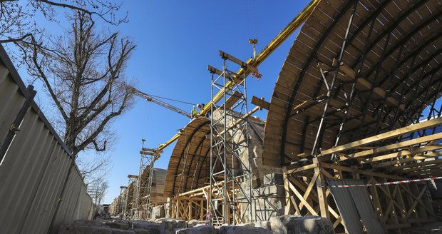 Oblouky na ostrově Štvanice postupně mizejí. Každý kámen je kontrolován, zda nemá skryté vady.