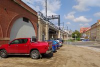 Negrelliho viadukt má vlastní ostrahu, z kolejiště vyhání nejen vandaly. Pražanům vadí i dění pod mostem