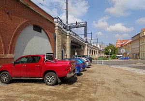 Auta si udělala z hliněného trojúhelníku vedle Negrelliho viaduktu parkoviště.