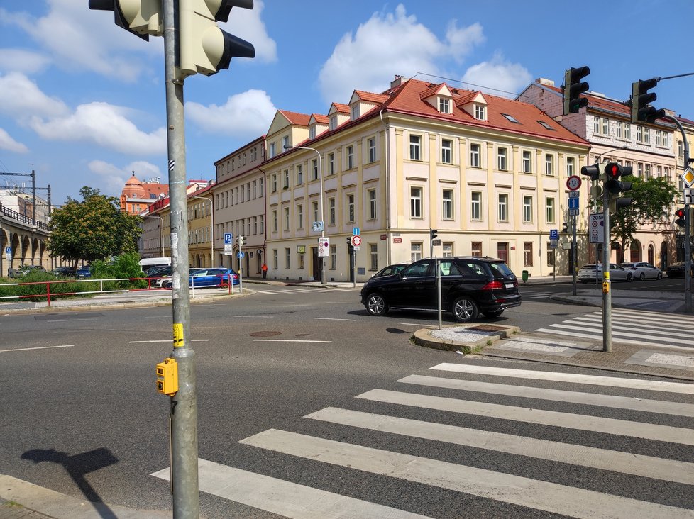 Auta si udělala z hliněného trojúhelníku vedle Negrelliho viaduktu parkoviště.