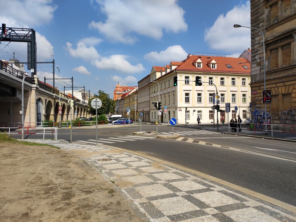 Auta si udělala z hliněného trojúhelníku vedle Negrelliho viaduktu parkoviště.