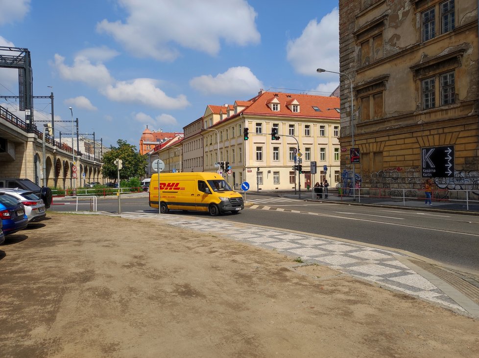 Auta si udělala z hliněného trojúhelníku vedle Negrelliho viaduktu parkoviště.