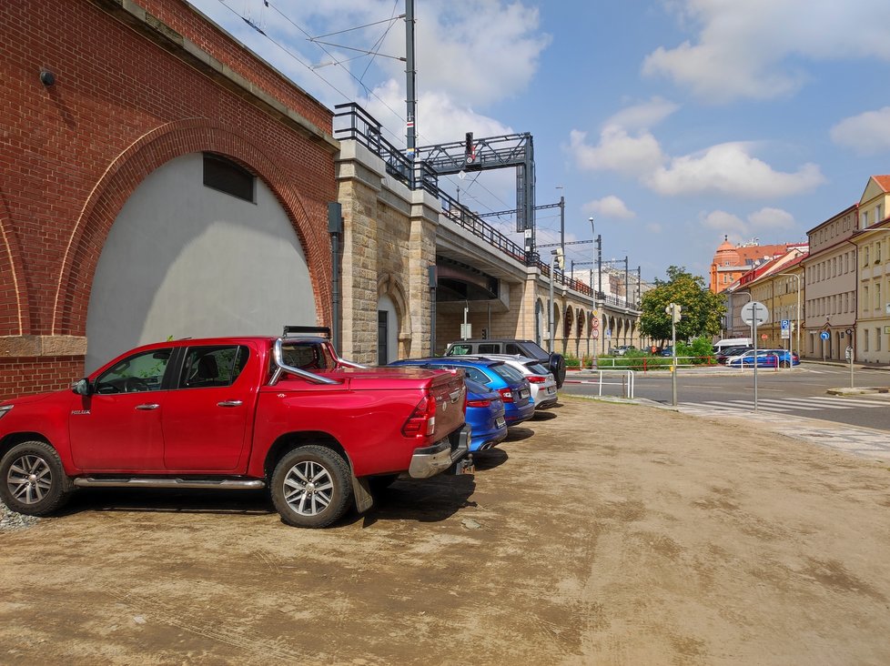 Auta si udělala z hliněného trojúhelníku vedle Negrelliho viaduktu parkoviště.