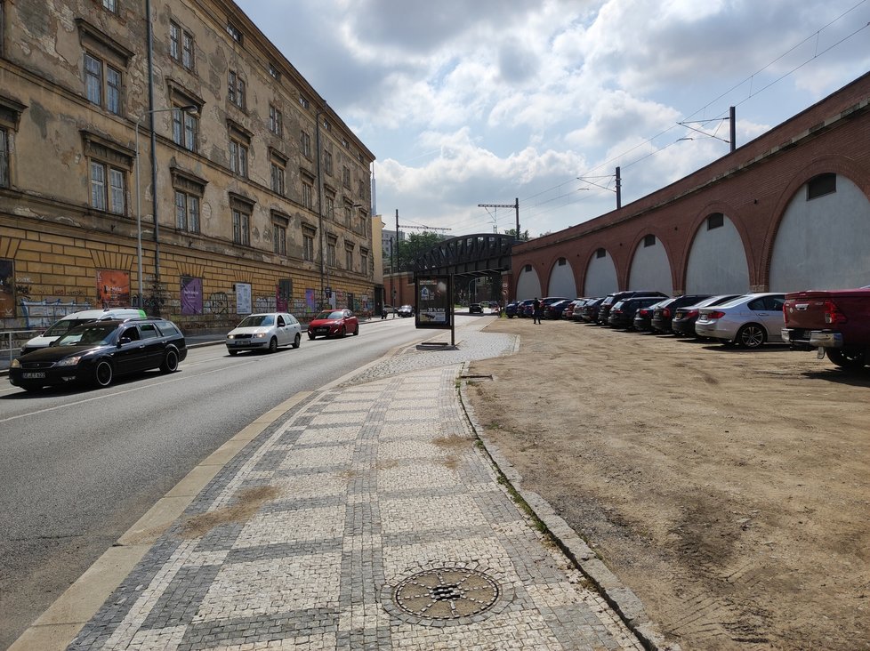 Auta si udělala z hliněného trojúhelníku vedle Negrelliho viaduktu parkoviště.