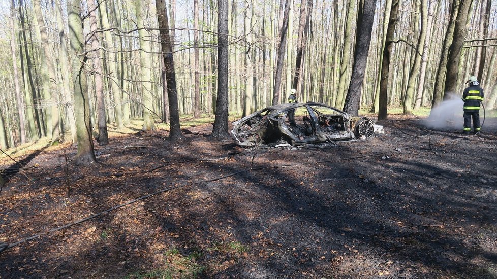 Denisa (23) podle všeho nezvládla se svým Audi S7 zatáčku, vyletěla ze silnice a havarovala.