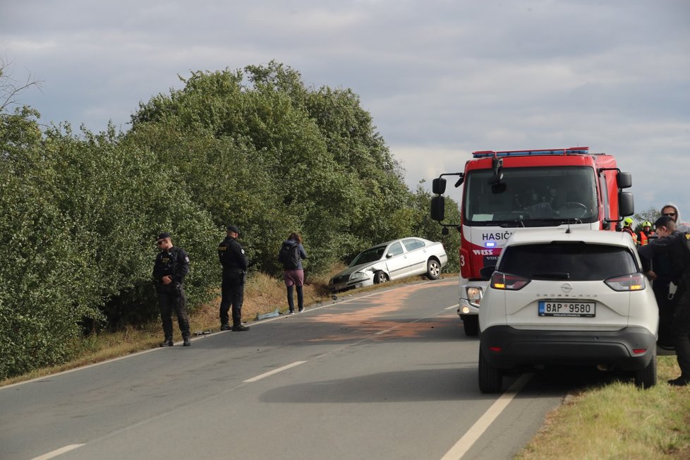 V Dolních Chabrech se v úterý 12. října 2021 srazila tři osobní auta. Nehoda se obešla bez vážnějších zranění.