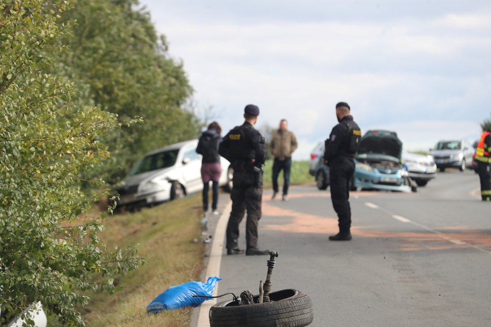 V Dolních Chabrech se v úterý 12. října 2021 srazila tři osobní auta. Nehoda se obešla bez vážnějších zranění.