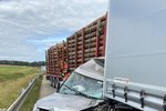 Po srážce dvou kamionů a osobáku dálnice D1 na 177. kilometru ve směru na Brno stojí.