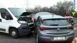 Nehoda čtyř aut zablokovala silnici na Vysočině: 10 lidí bylo zraněno