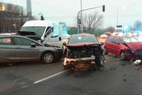 Šest osobáků a dodávka v sobě, tři zranění! Dopravu v Brně ochromila hromadná nehoda