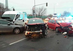 Hromadná nehoda sedmi aut zablokovala v Brně dopravu na křižovatce ulic Bělohorská a Jedovnická.