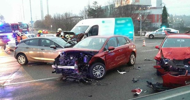 Vážná nehoda tří aut na Tachovsku: Pro muže (26) letěl vrtulník!