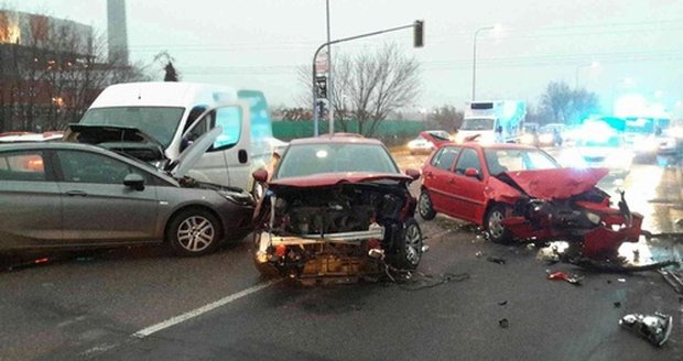Dvě hromadné dopravní nehody se staly po ránu v Brně. (Ilustrační foto)