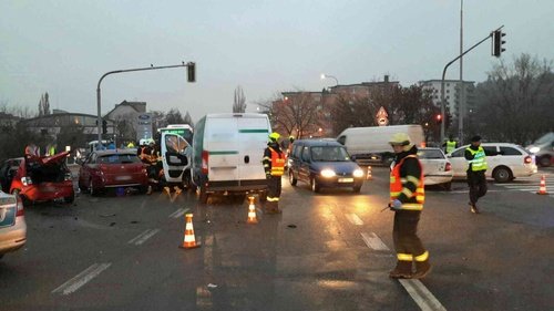 Hromadná nehoda sedmi aut zablokovala v Brně dopravu na křižovatce ulic Bělohorská a Jedovnická.