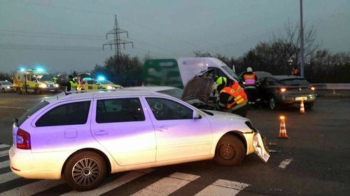 Hromadná nehoda sedmi aut zablokovala v Brně dopravu na křižovatce ulic Bělohorská a Jedovnická.