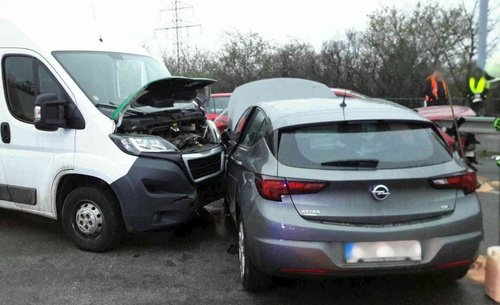 Hromadná nehoda sedmi aut zablokovala v Brně dopravu na křižovatce ulic Bělohorská a Jedovnická.