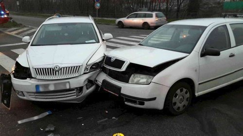 Hromadná nehoda sedmi aut zablokovala v Brně dopravu na křižovatce ulic Bělohorská a Jedovnická.