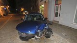 Alkohol dal řidiči "bavoráku" křídla: Auto vzlétlo a napasovalo se do stěny domu